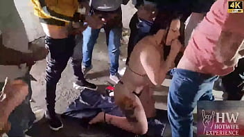 A casada safada monica lima sai de roupao para receber os amigos do corno para o futebol enquanto ele esta no banho ela nao resiste e faz open xeca para os pauzudos na garagem da casa