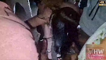 A casada safada monica lima sai de roupao para receber os amigos do corno para o futebol enquanto ele esta no banho ela nao resiste e faz open xeca para os pauzudos na garagem da casa