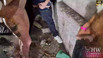 A casada safada monica lima sai de roupao para receber os amigos do corno para o futebol enquanto ele esta no banho ela nao resiste e faz open xeca para os pauzudos na garagem da casa