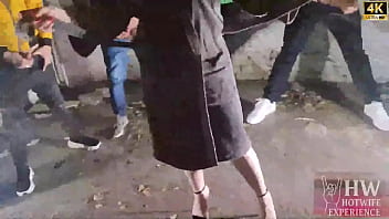 A casada safada monica lima sai de roupao para receber os amigos do corno para o futebol enquanto ele esta no banho ela nao resiste e faz open xeca para os pauzudos na garagem da casa