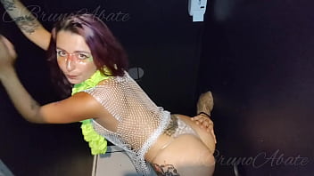 A loira argentina me convidou para brincar no gloryhole e me chupou até tirar todo leite do meu pau