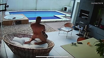 Vazou imagens da câmera externa que mostram fotógrafo fodendo com modelo esposa de seu amigo