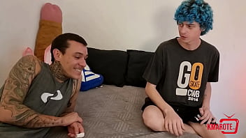 Dois amigos comendo a amiga gostosa depois de espiar ela no chuveiro