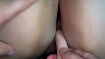 Le mamo su apretado y jugoso coño