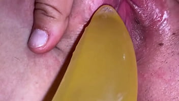 Le mamo su apretado y jugoso coño