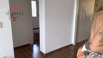 Gostosa tatuada experimentando vestidos sensuais