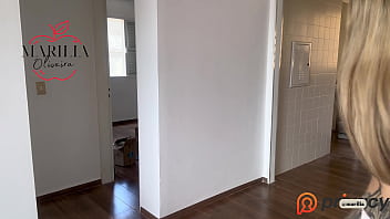 Gostosa tatuada experimentando vestidos sensuais