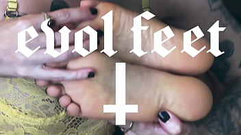 I like getting tied up while my feet are worshipped