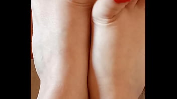 Greta ha messo lo smalto alle unghie dei piedi