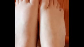 Greta ha messo lo smalto alle unghie dei piedi