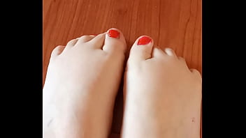 Greta ha messo lo smalto alle unghie dei piedi