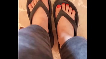 Greta ha messo lo smalto alle unghie dei piedi