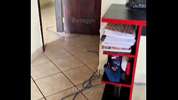 Peguei a mulher do meu amigo enquanto ele trabalha