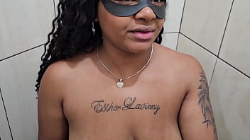 Morena no banho depois de brinquedo e levou uma mijada