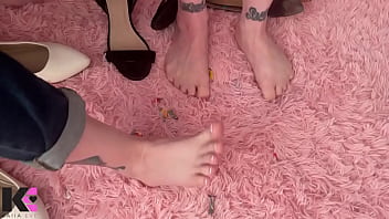 Unaware giantesses discover tiny infestation & squish them all