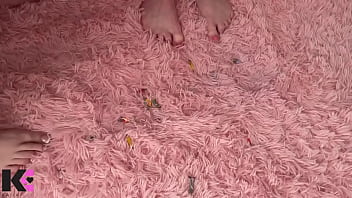 Unaware giantesses discover tiny infestation & squish them all