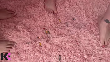 Unaware giantesses discover tiny infestation & squish them all