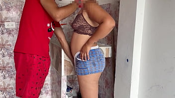 Loe ayudo a mi cuñada a lavar sus calzones y me deja meterle la verga directo al coño hasta terminar en squirt