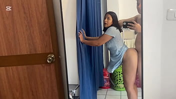 Estaba buscando algo bajo la cama y me la folle