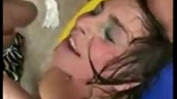 Brune trempé baisé dans pataugeoire par un noir