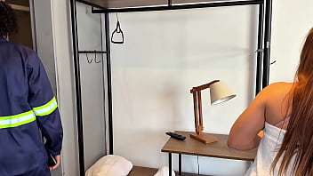 Influencer transa com eletricista