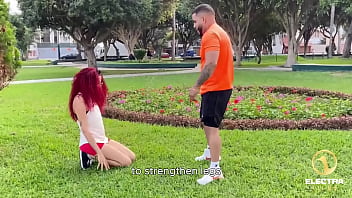 Musculoso entrenador peruano divisa a una milf pelirroja en el parque y se pone a hacer cardio con ella