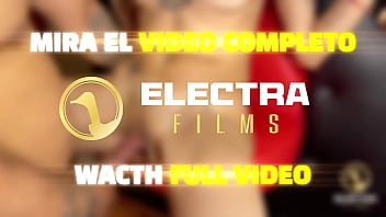 Musculoso entrenador peruano divisa a una milf pelirroja en el parque y se pone a hacer cardio con ella