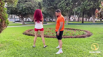 Musculoso entrenador peruano divisa a una milf pelirroja en el parque y se pone a hacer cardio con ella