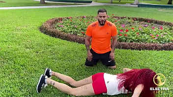 Musculoso entrenador peruano divisa a una milf pelirroja en el parque y se pone a hacer cardio con ella