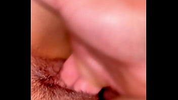 Me despierta en la noche para follarme y llenarme el culo de semen