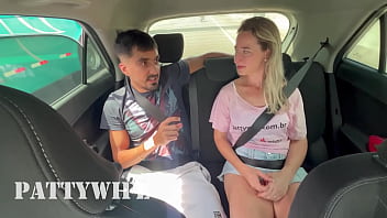 Enquanto o corno dirige eu dou pra outro no banco de trás do carro