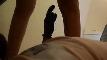 India de pezones inchados seduce al fontanero y monta su verga hasta correrse