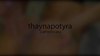 Amigo deu uma gozada monstra em cima do cuzinho da minha esposa não resisti e enfiei toda aquela porra para dentro da bucetinha dela e na sequência gozei dentro também