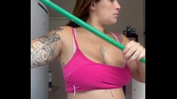 Marido me pegou no flagra lavando a sacada de biquini