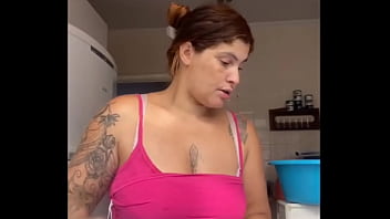 Marido me pegou no flagra lavando a sacada de biquini