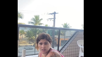Marido me pegou no flagra lavando a sacada de biquini