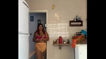 Marido me pegou no flagra lavando a sacada de biquini