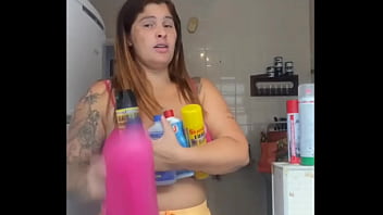 Marido me pegou no flagra lavando a sacada de biquini