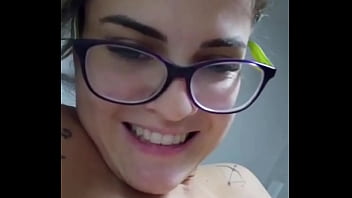 A primeira coisa que eu faço ao acordar pela manhã é me masturbar para começar o dia gozando A primeira coisa que eu faço ao acordar pela manhã é me masturbar para começar o dia gozando