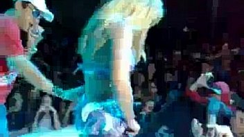 Loirona mostrando os seios no baile funk