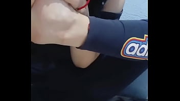 Chica Diafruta De Un Submarino Marinela Con Sus Pies thumbnail