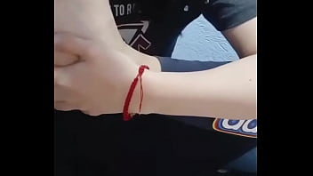 Chica diafruta de un submarino marinela con sus pies