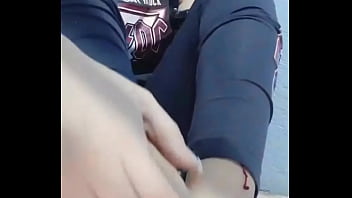 Chica diafruta de un submarino marinela con sus pies