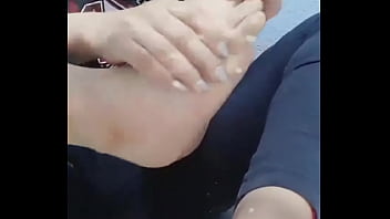 Chica diafruta de un submarino marinela con sus pies