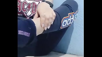 Chica diafruta de un submarino marinela con sus pies