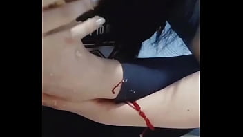 Chica diafruta de un submarino marinela con sus pies