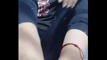 Chica diafruta de un submarino marinela con sus pies