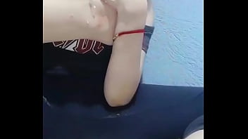 Chica diafruta de un submarino marinela con sus pies