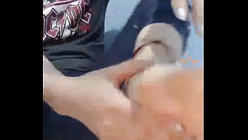 Chica diafruta de un submarino marinela con sus pies