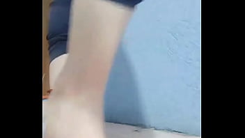 Chica diafruta de un submarino marinela con sus pies